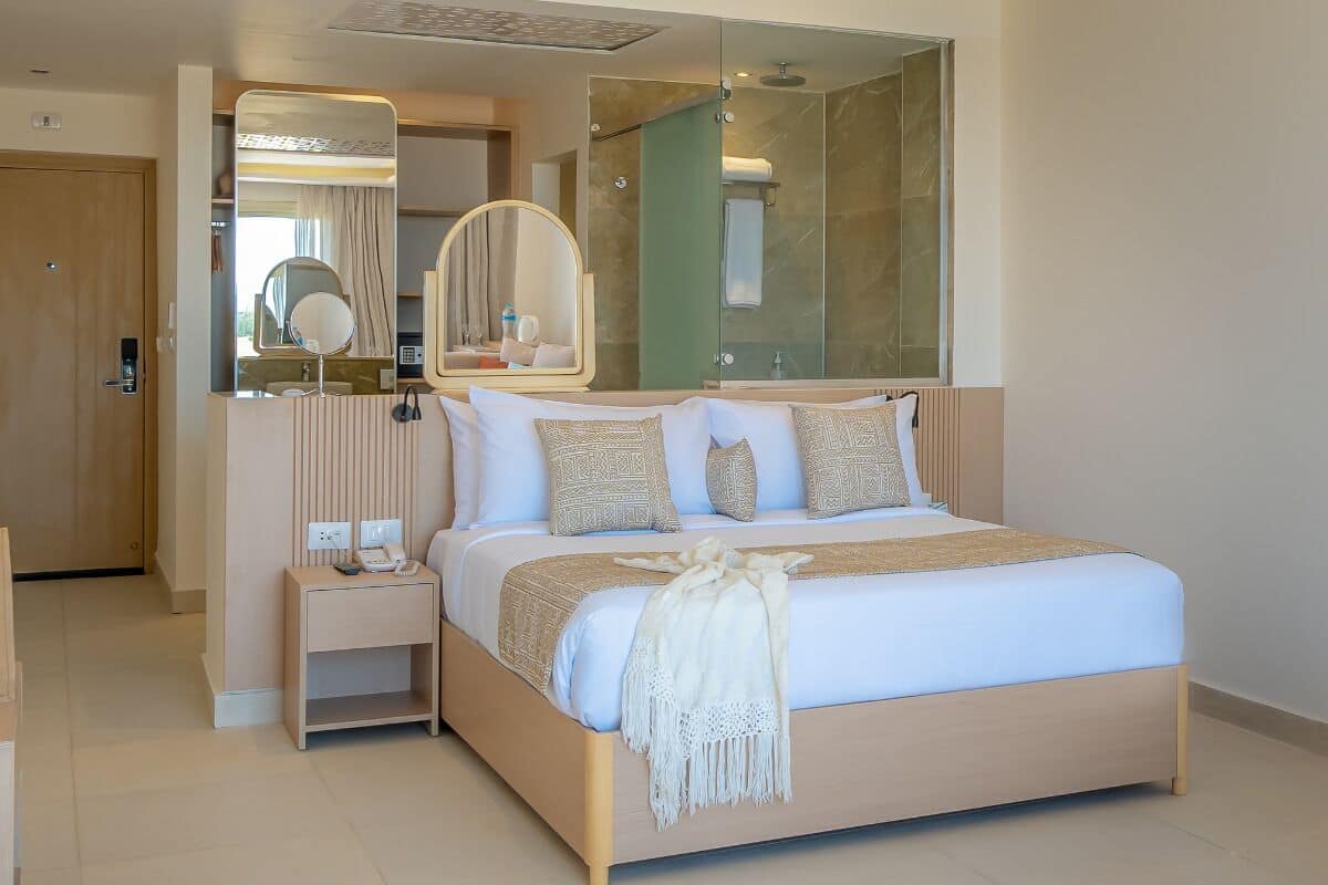 Habitación Premium, vista al jardín | Caja de seguridad en la habitación, escritorio y cortinas blackout