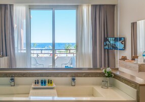 Chambre Premium, vue mer | Salle de bain | Baignoire, articles de toilette gratuits, sèche-cheveux