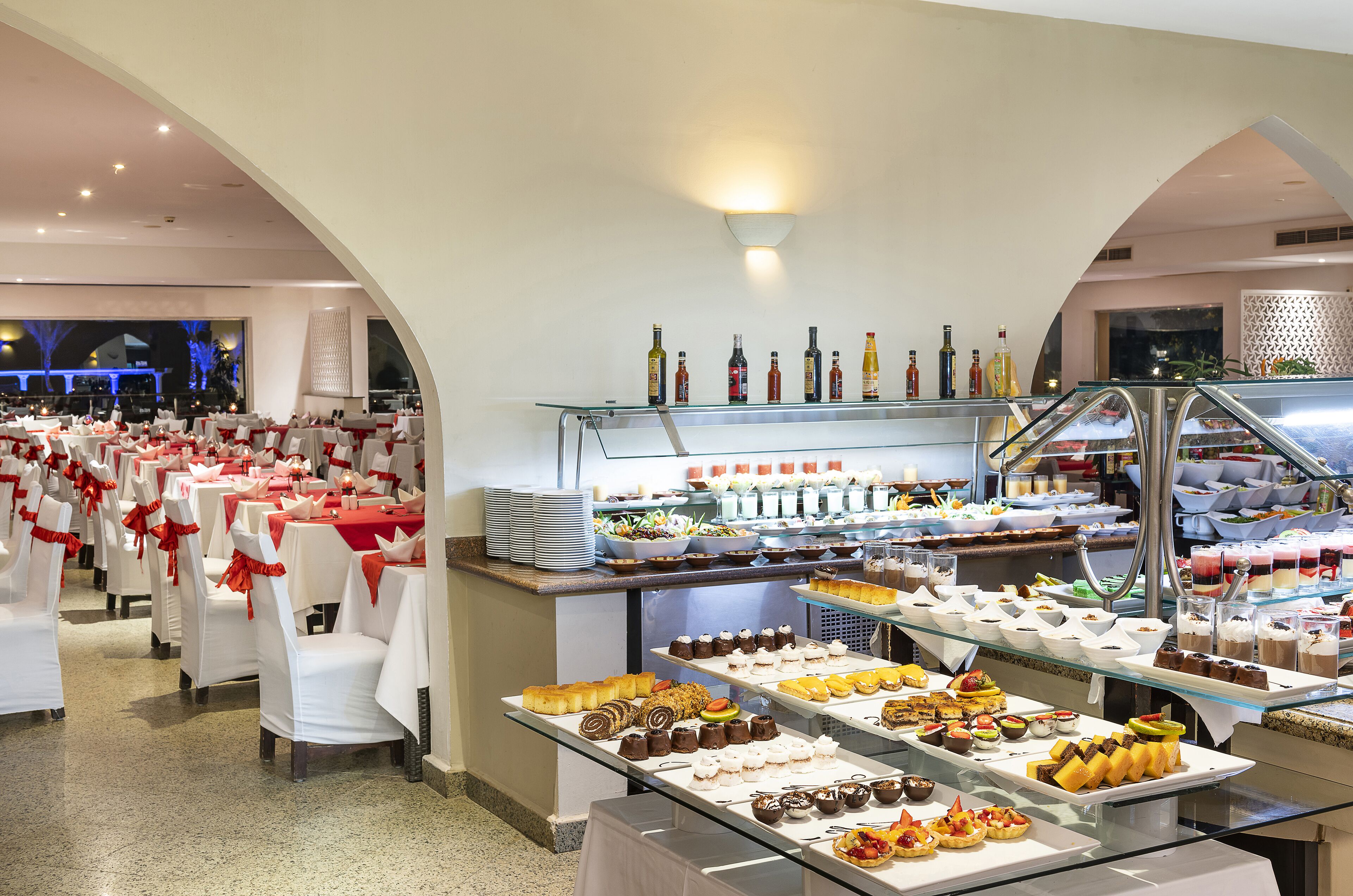 2 restaurants, breakfast served