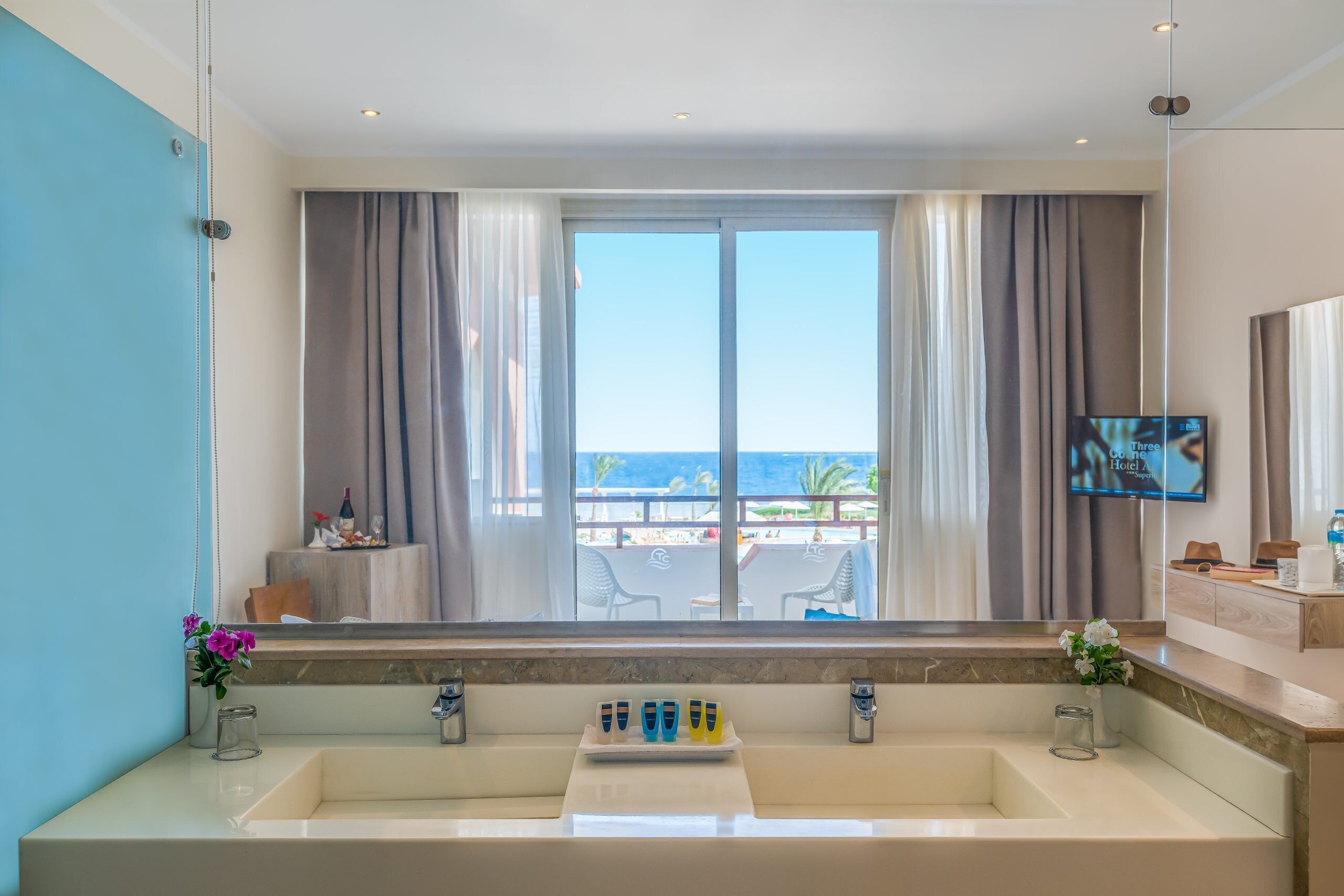 premium room, sea view | bathroom | bathtub, free toiletries, hair dryer, towels