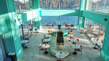 5 restaurants; breakfast, lunch and dinner served 