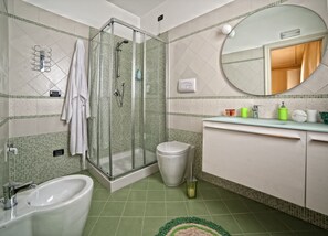Een douche, gratis toiletartikelen, een haardroger, een bidet