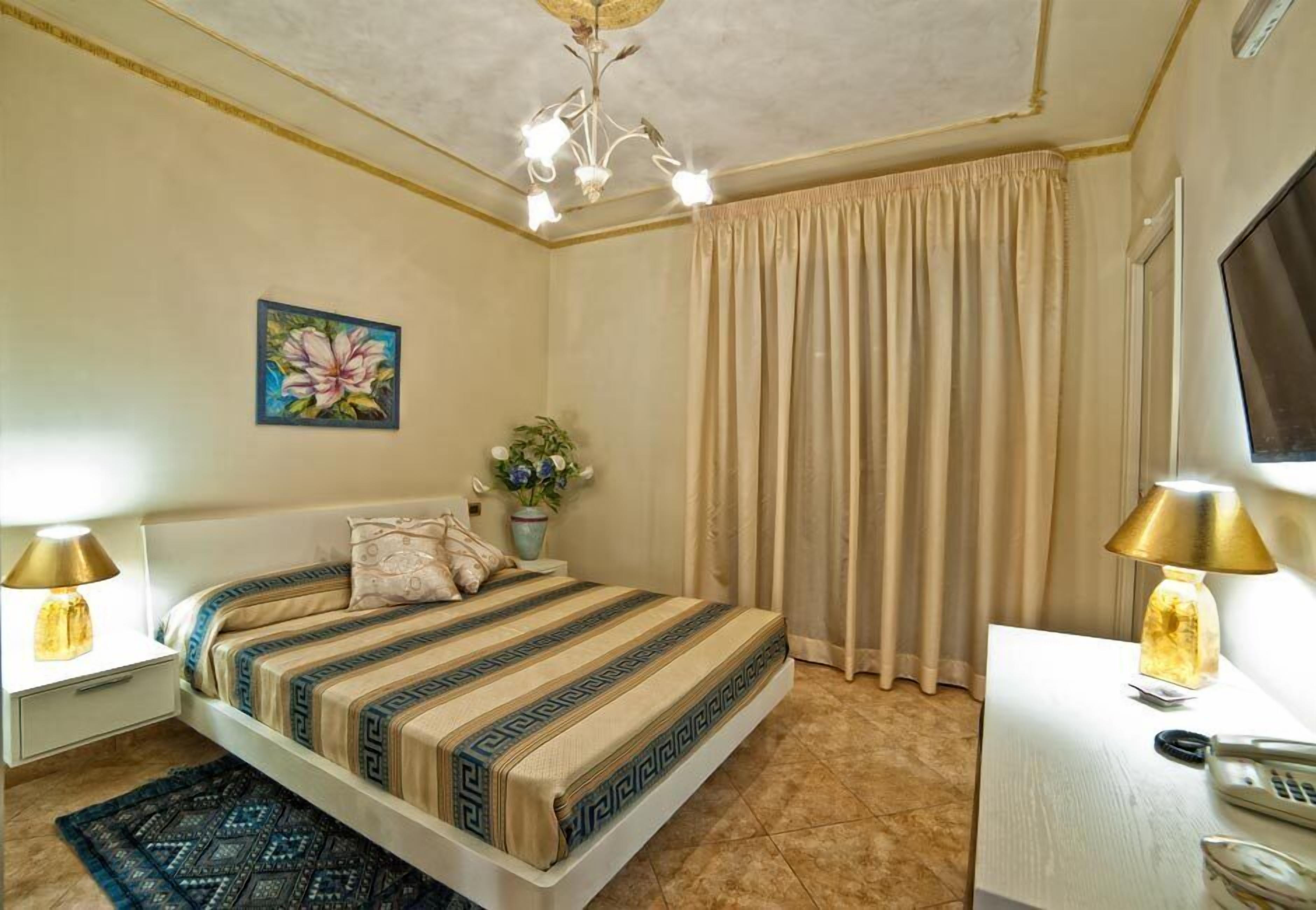 Quarto casal luxo | Roupas de cama premium, cofres nos quartos, escrivaninha