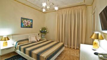 Quarto casal luxo | Roupas de cama premium, cofres nos quartos, escrivaninha