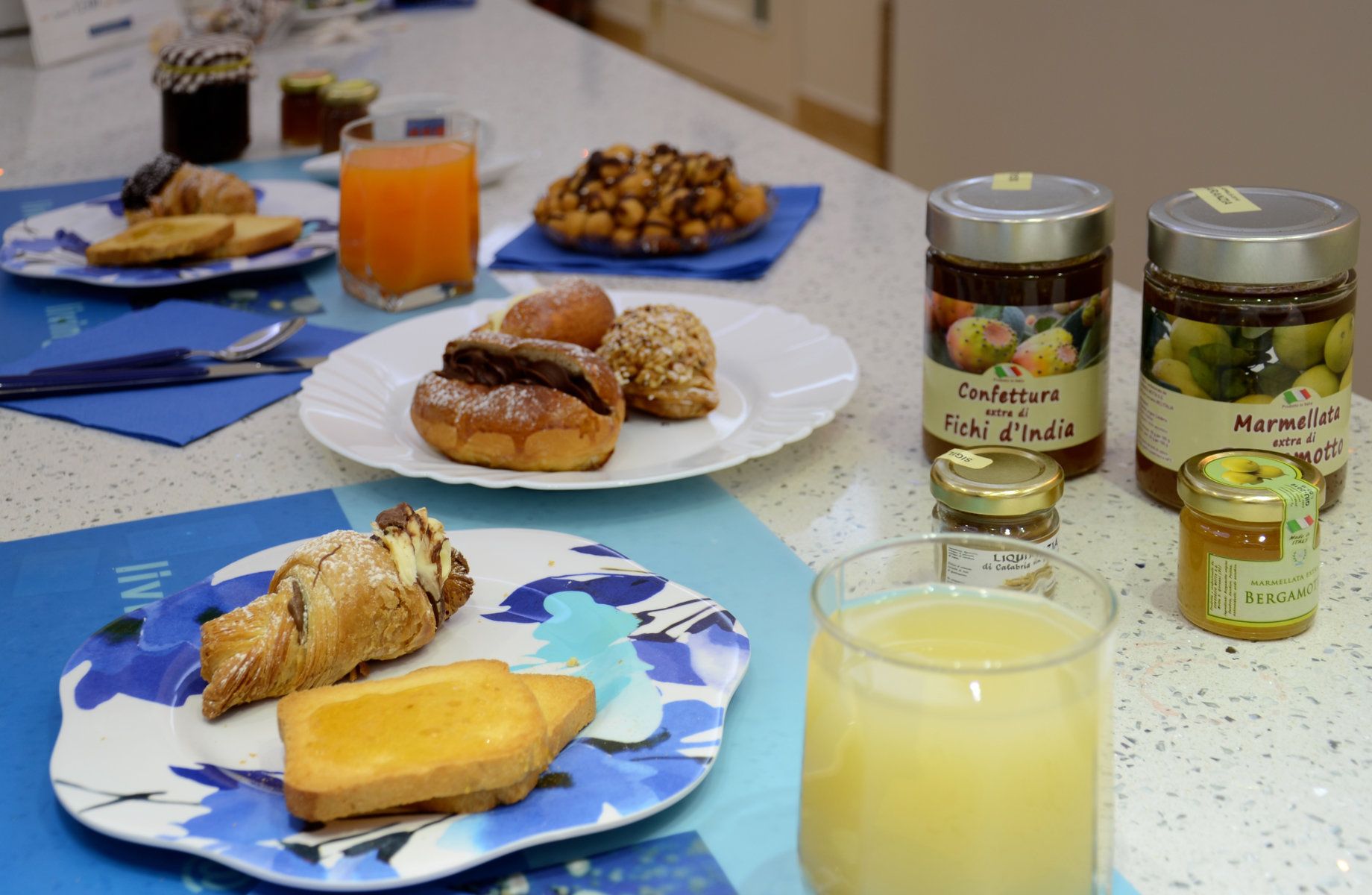 بوفيه فطور مجانًا يوميًا