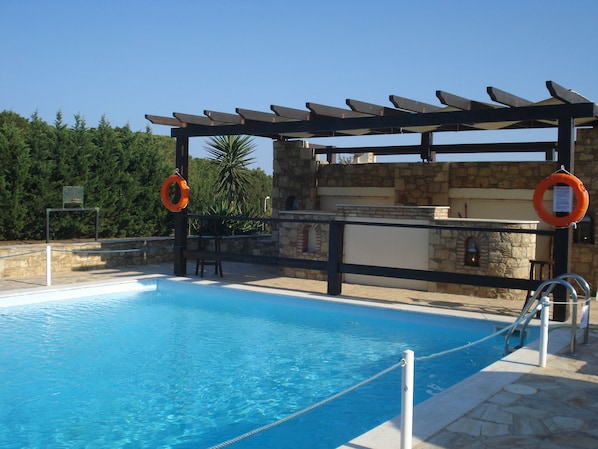 Außenpool (je nach Saison geöffnet), Sonnenschirme, Liegestühle