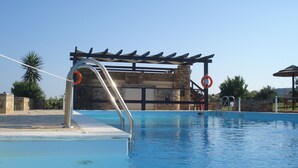 Seasonal outdoor pool, pool umbrellas, sun loungers - Villa Georgina (Pyrgos)