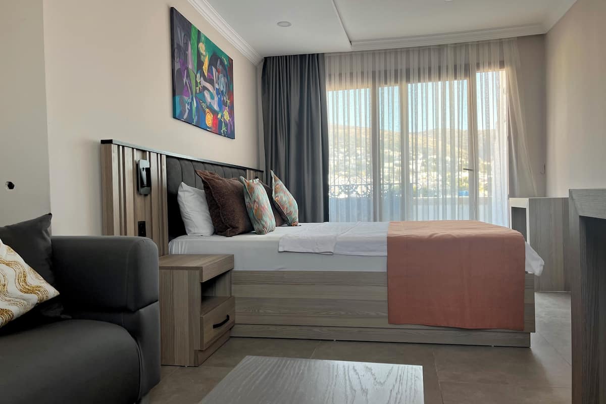 Deluxe Room, Balcony, City View | Minibar, safe på rommet, skrivebord og lydisolert