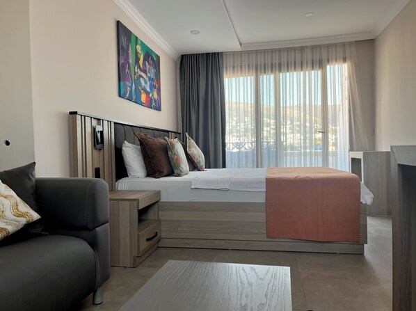 Deluxe Room, Balcony, City View | Minibar, safe på rommet, skrivebord og lydisolert