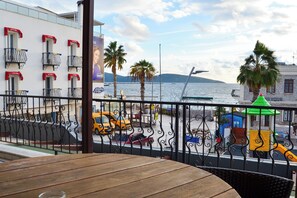 Deluxe Suite, Terrace, Sea View | Minibar, in-room safe, desk, soundproofing - Akkan Hotel (Bodrum)
