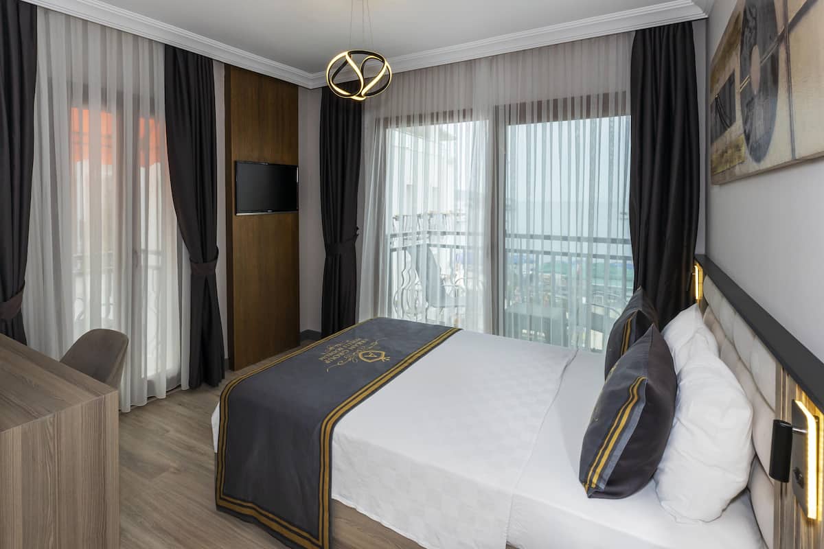 Rom – deluxe, balkong, sjøutsikt | Minibar, safe på rommet, skrivebord og lydisolert