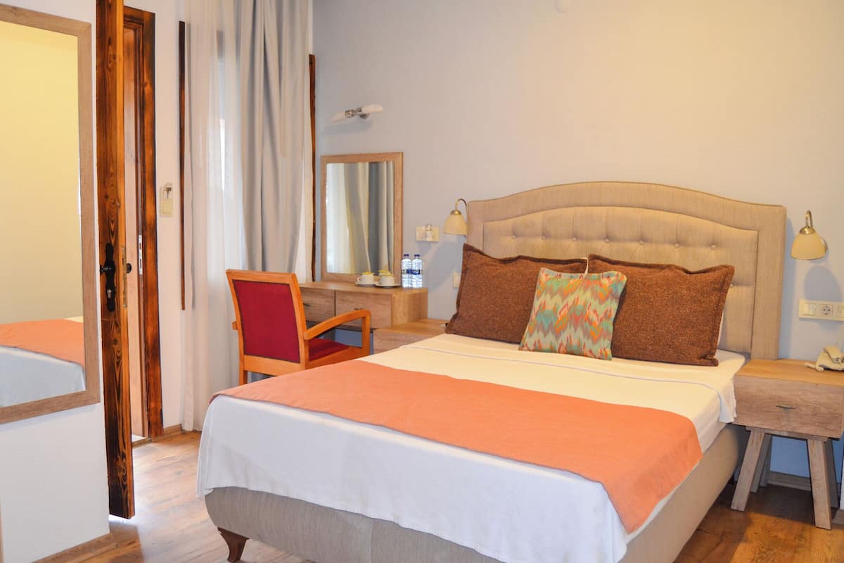 Standard Room | 1 bedroom, minibar, in-room safe, desk