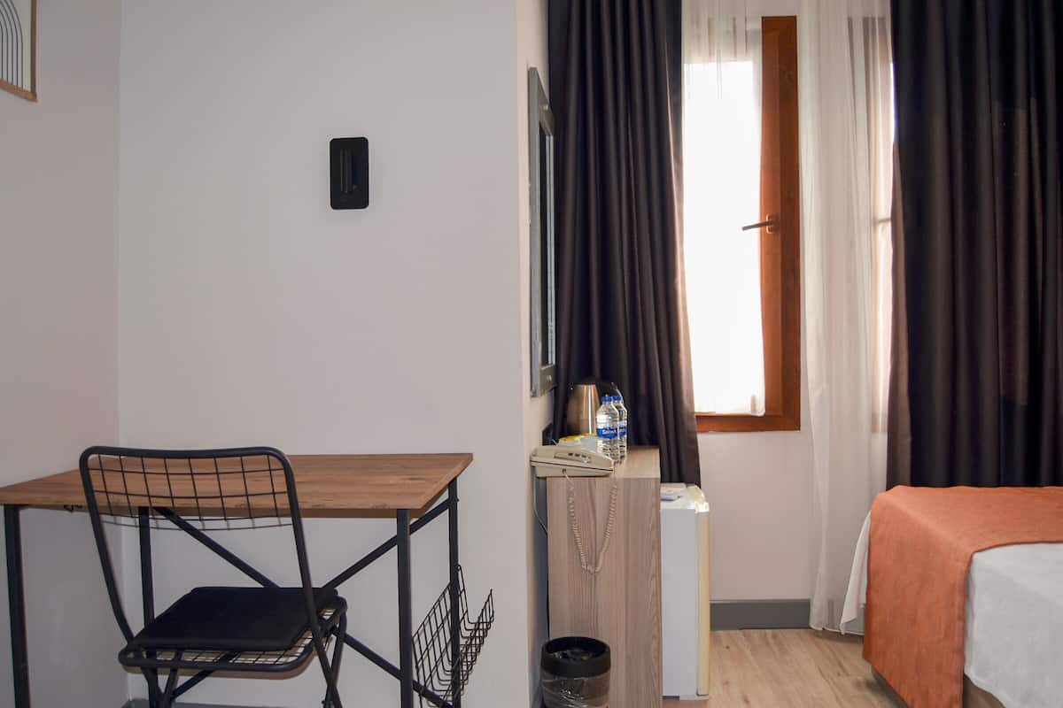 Rom – design | Minibar, safe på rommet, skrivebord og lydisolert
