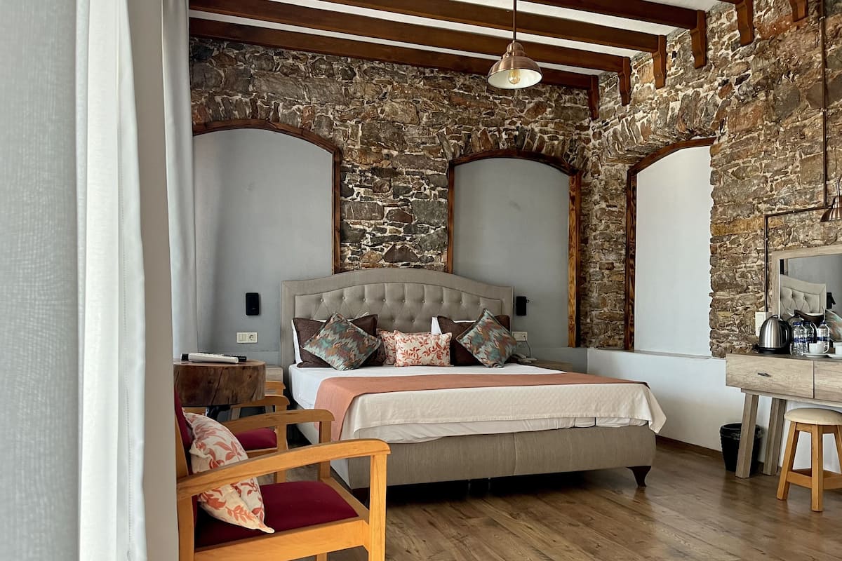 Suite – deluxe, terrasse, sjøutsikt | Minibar, safe på rommet, skrivebord og lydisolert