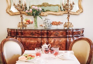 Free daily buffet breakfast  - Hotel Ai Cavalieri di Venezia (Venice)