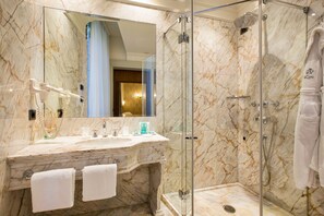 Classic Double or Twin Room | Bathroom | Shower, free toiletries, hair dryer, bidet - Hotel Ai Cavalieri di Venezia (Venice)