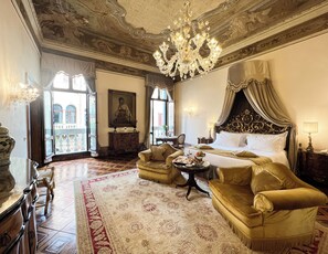 Royal Suite | Minibar, in-room safe, desk, soundproofing - Hotel Ai Cavalieri di Venezia (Venice)