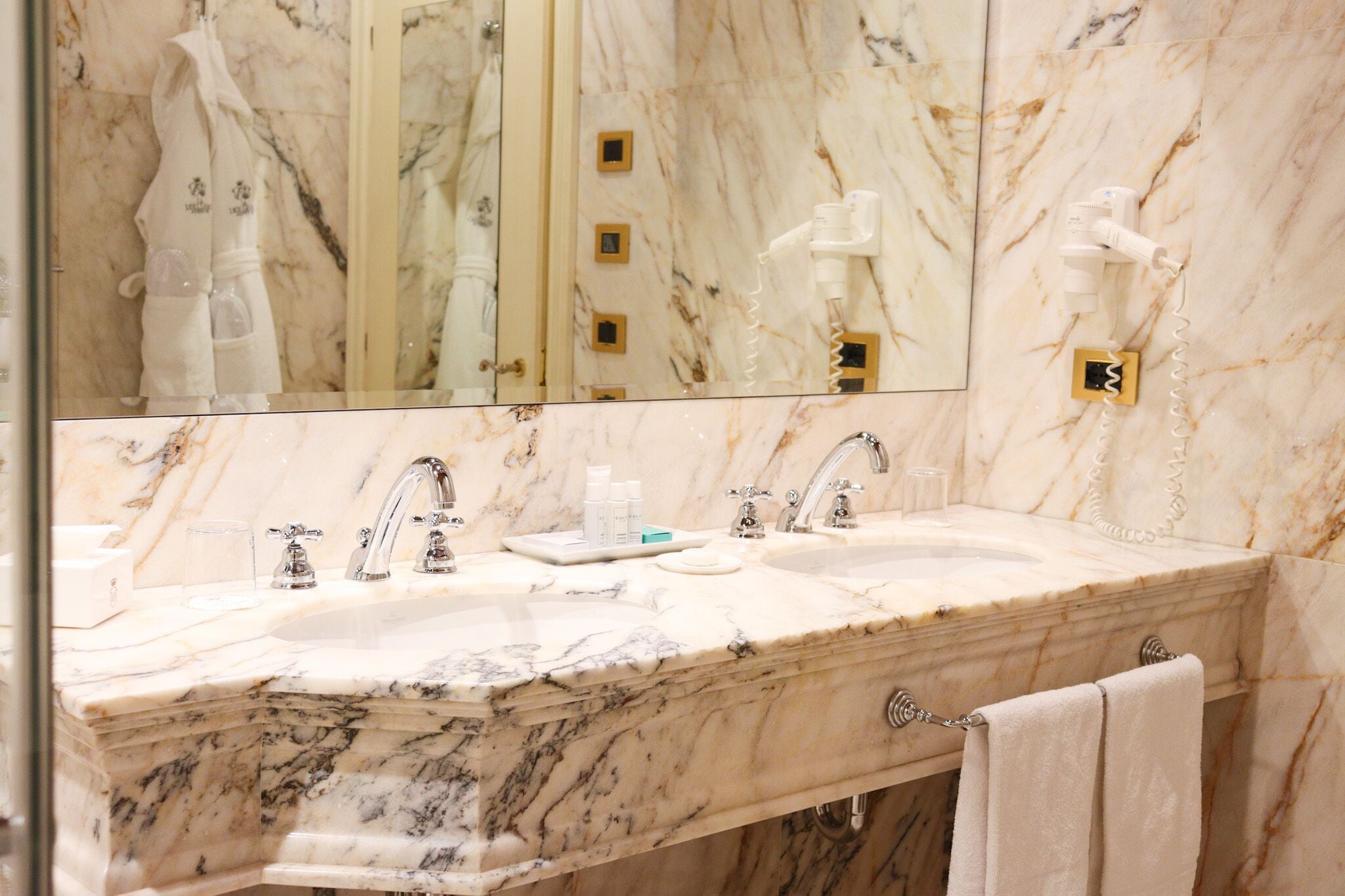 junior suite | bathroom | shower, free toiletries, hair dryer, bidet