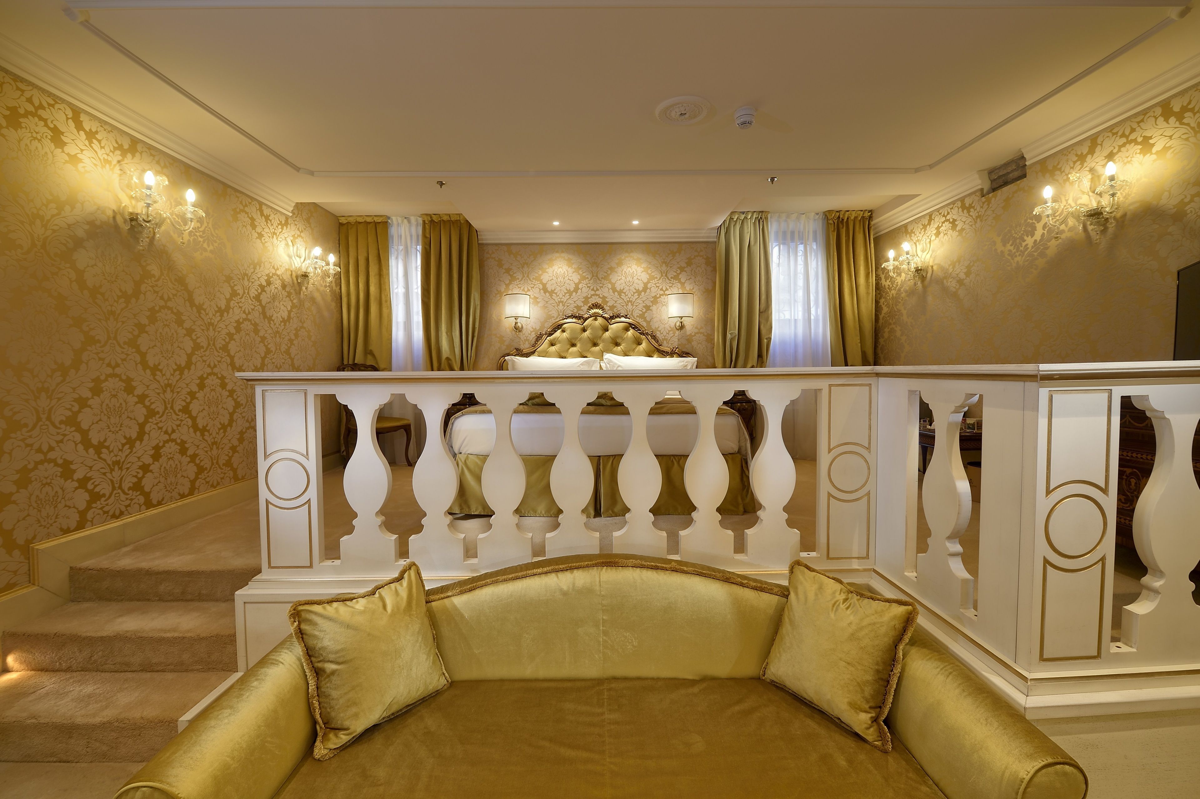 deluxe double or twin room | minibar, in-room safe, desk, soundproofing