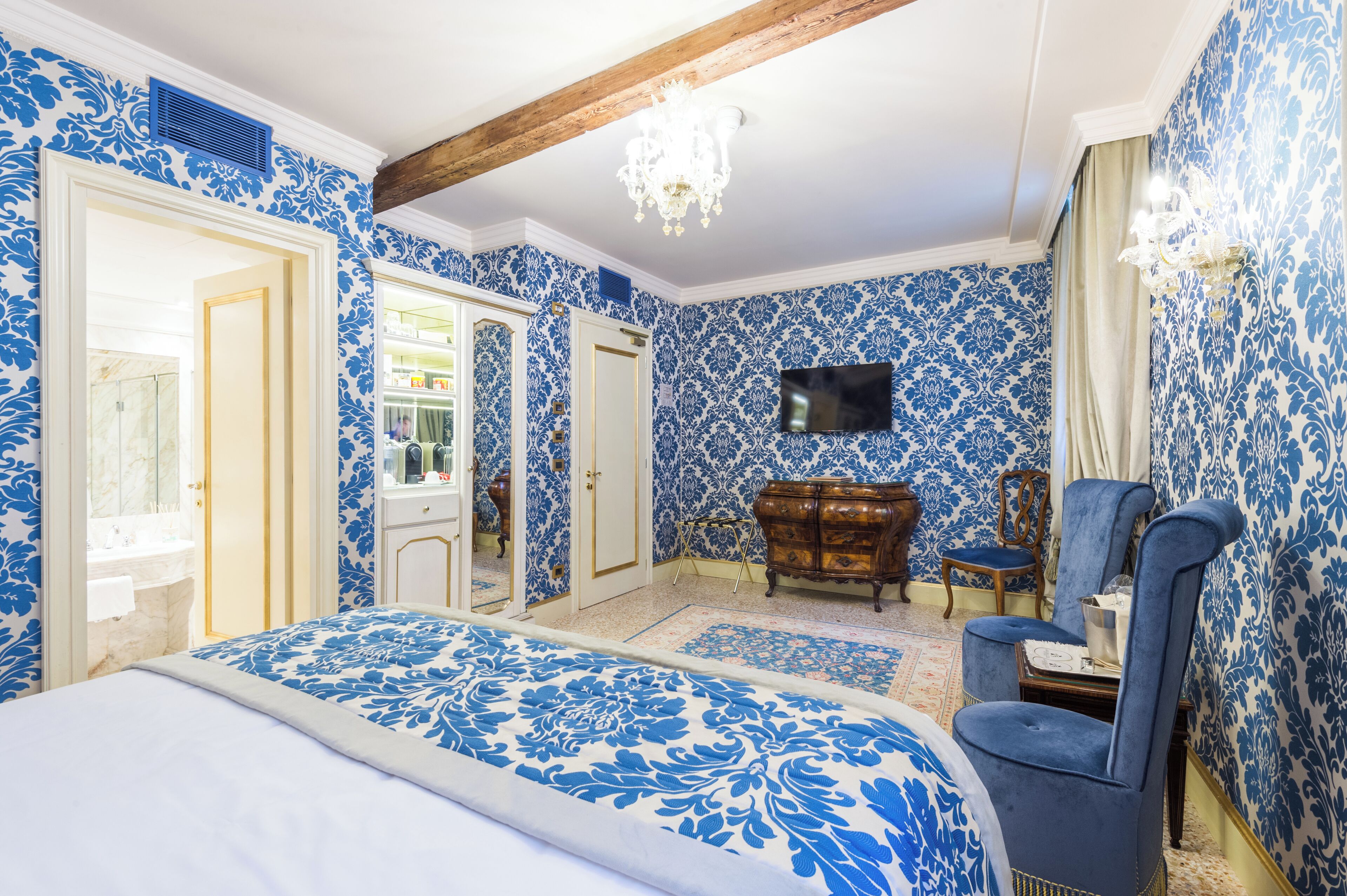 Quarto casal ou duplo clássico | Frigobar, cofres nos quartos, escrivaninha, quartos à prova de som