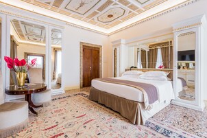 Suite Junior, terrazzo | Minibar, una cassaforte in camera, una scrivania, insonorizzazione
