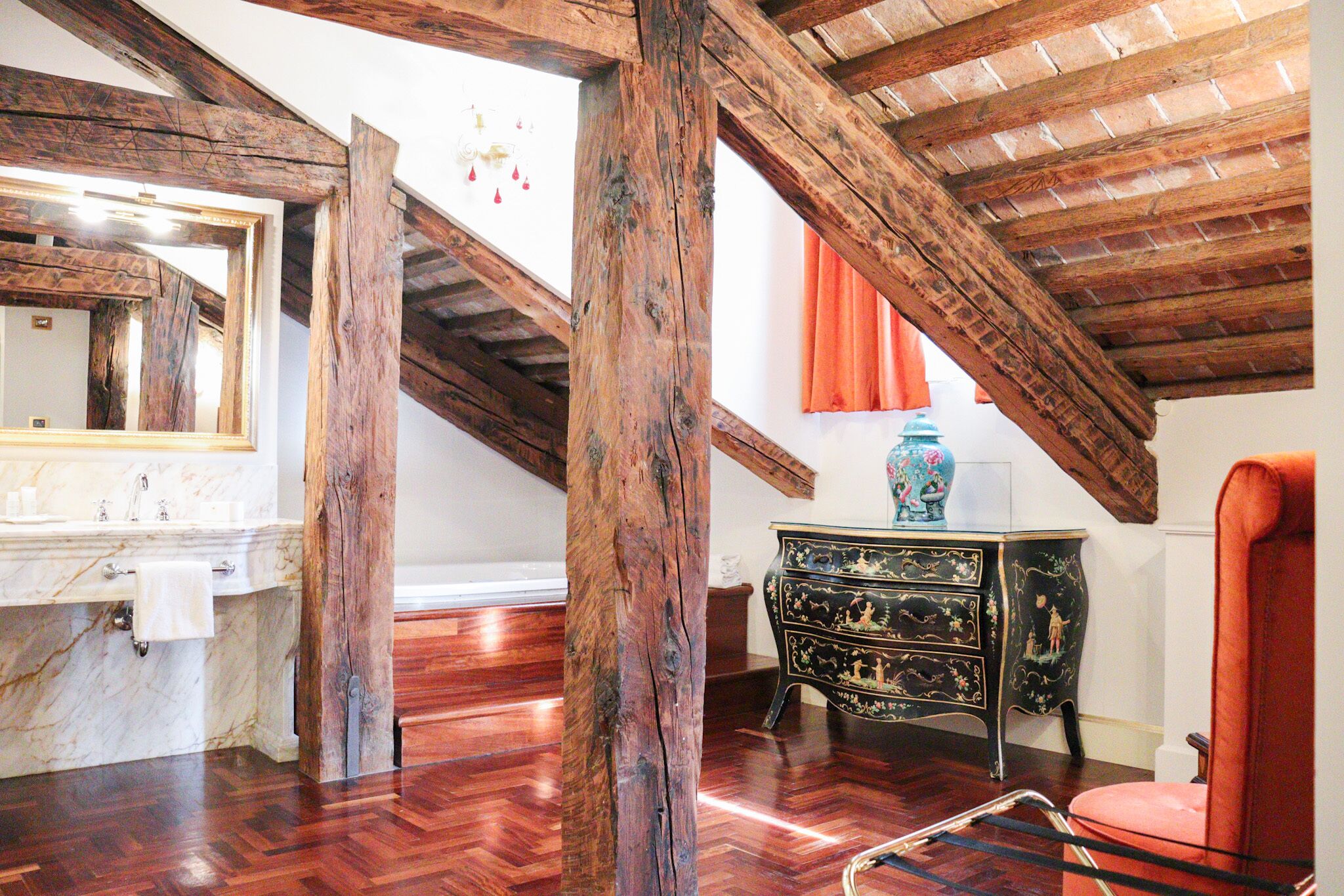 junior suite, terrace | minibar, in-room safe, desk, soundproofing