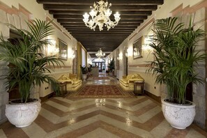 A grand hallway with a high ceiling, chandeliers, and potted plants. - Hotel Ai Cavalieri di Venezia (Venice)