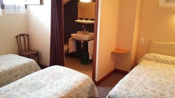 Chambre Triple, salle de bains commune