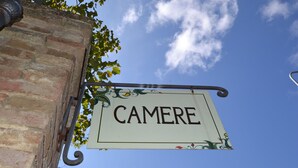 A sign reading "CAMERE" against a clear blue sky. - La Locanda di Pietracupa (Barberino Tavarnelle)