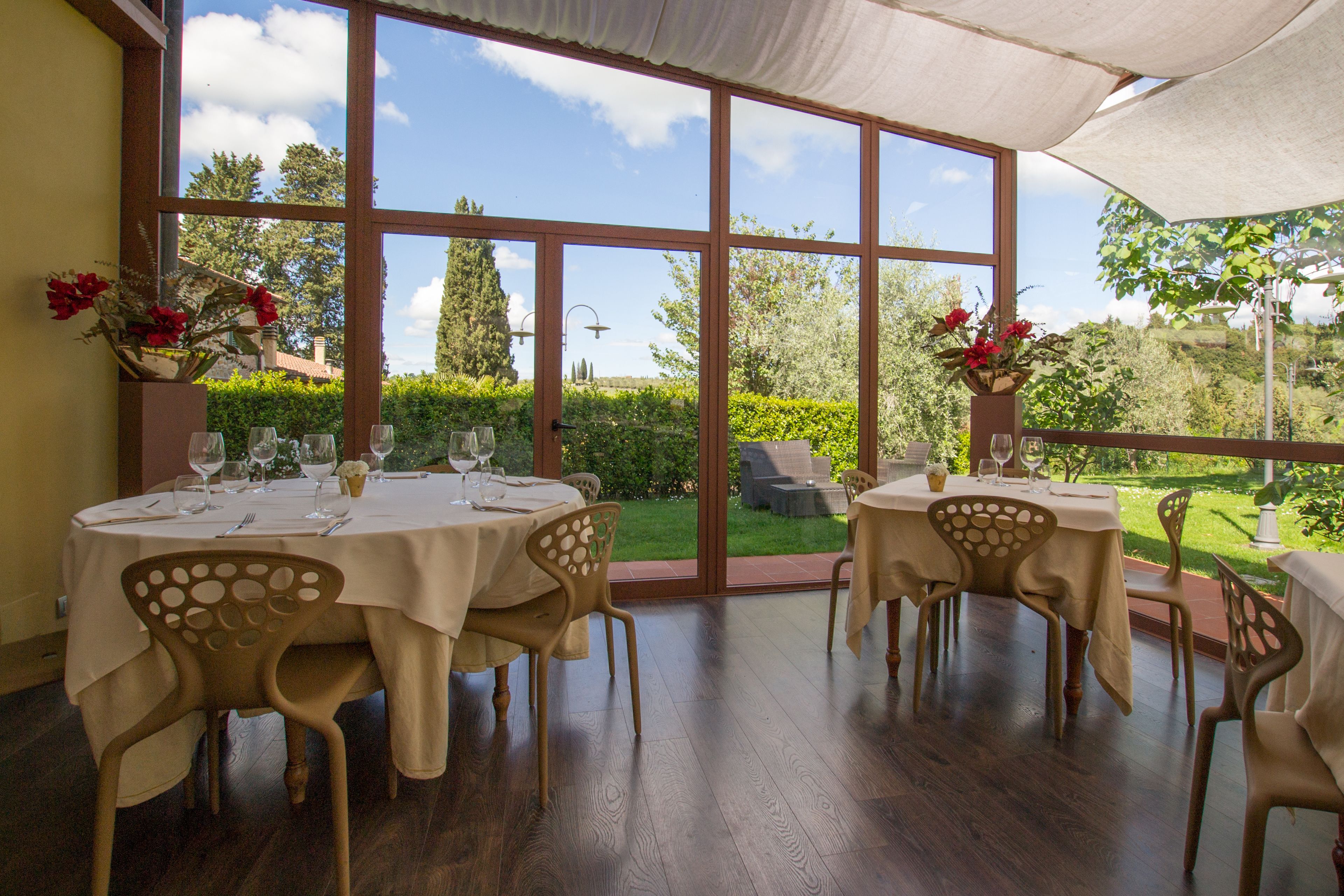 Breakfast, lunch, dinner served; Regional cuisine 