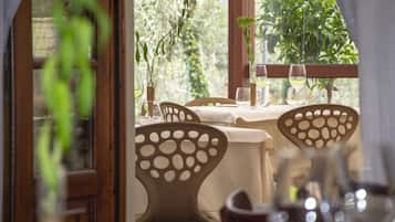 Breakfast, lunch, dinner served; Regional cuisine