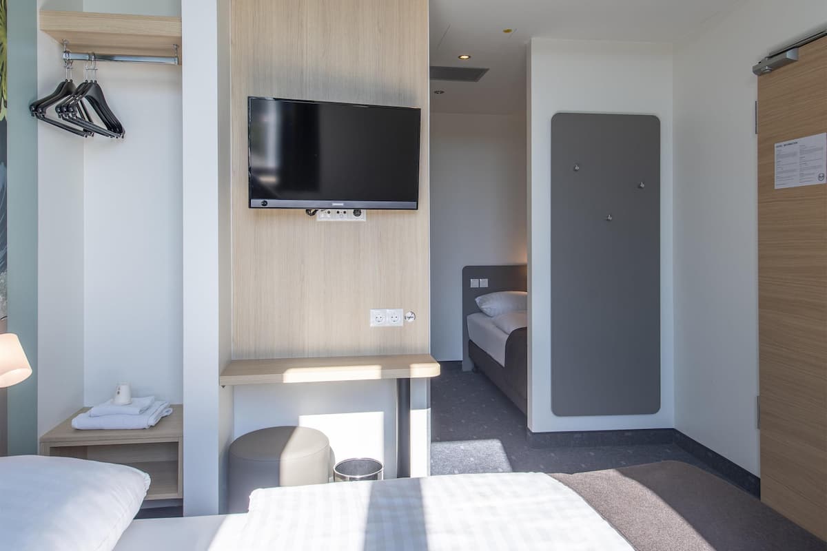 1 bedroom, premium bedding, pillow-top beds, desk