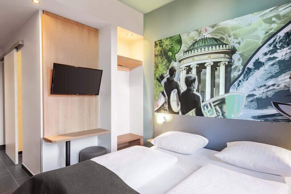 Habitación doble | Ropa de cama hipoalergénica, escritorio y cortinas blackout