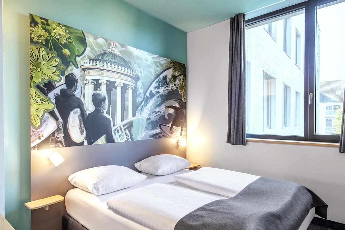 Chambre Double | Literie de qualité supérieure, surmatelas, bureau, rideaux occultants