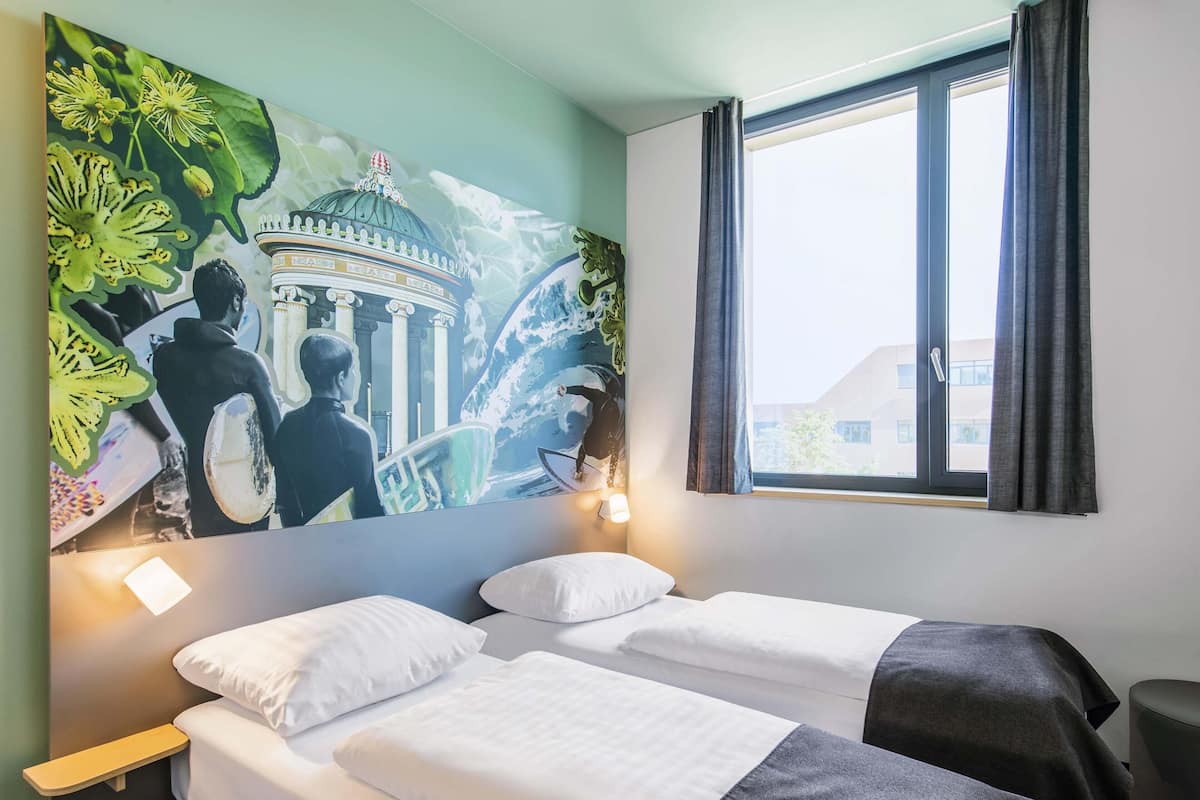 雙床房 | 高級寢具、舒適加層、書桌、遮光布/窗簾