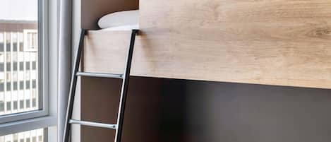 Ropa de cama de alta calidad, camas con pillow-top y escritorio