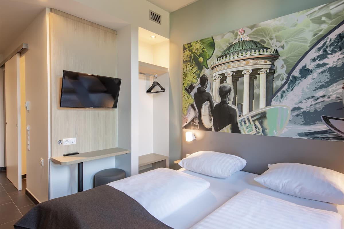 1 bedroom, premium bedding, pillow-top beds, desk
