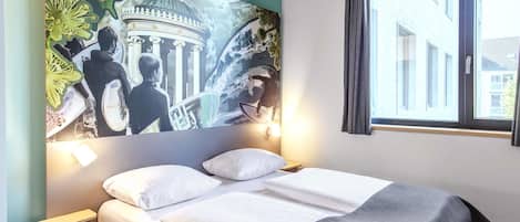 Quarto casal | Roupas de cama premium, camas com colchões pillow-top, escrivaninha