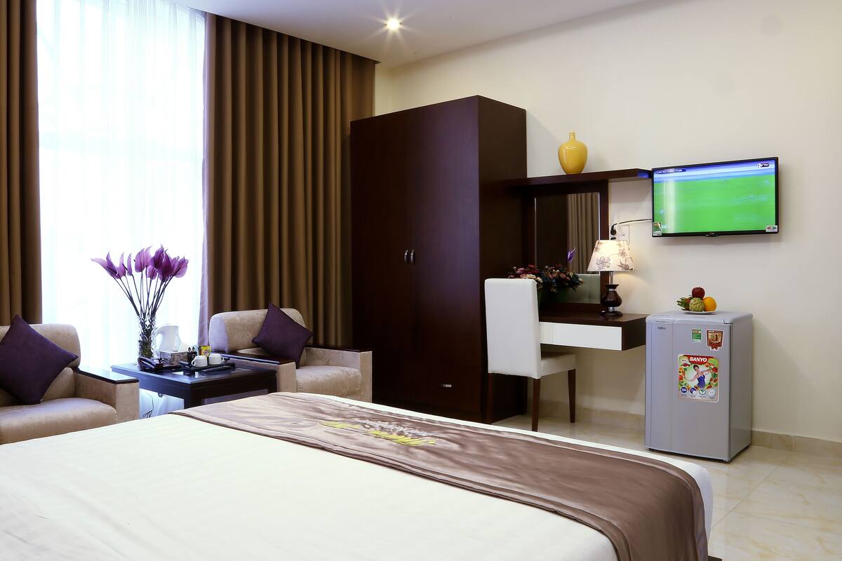 Habitació doble Deluxe | Minibar, caixa forta a l'habitació, escriptori i cortines opaques
