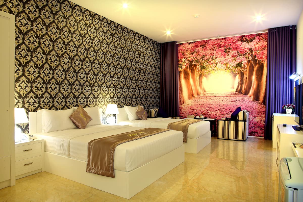 Chambre Triple Exécutive (with Jacuzzi) | Minibar, coffres-forts dans les chambres, bureau, rideaux occultants