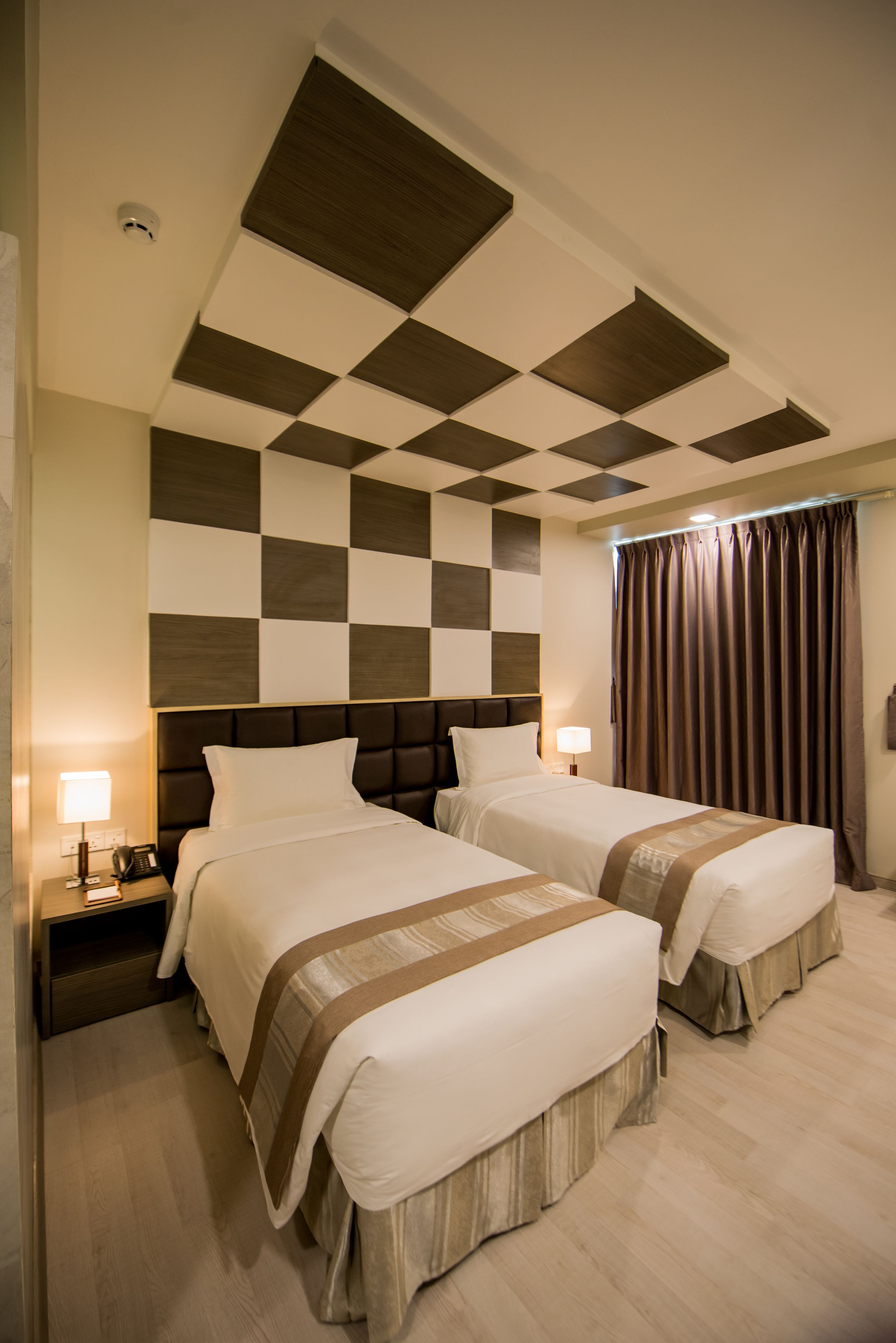 deluxe double or twin room | minibar, in-room safe, desk, blackout curtains