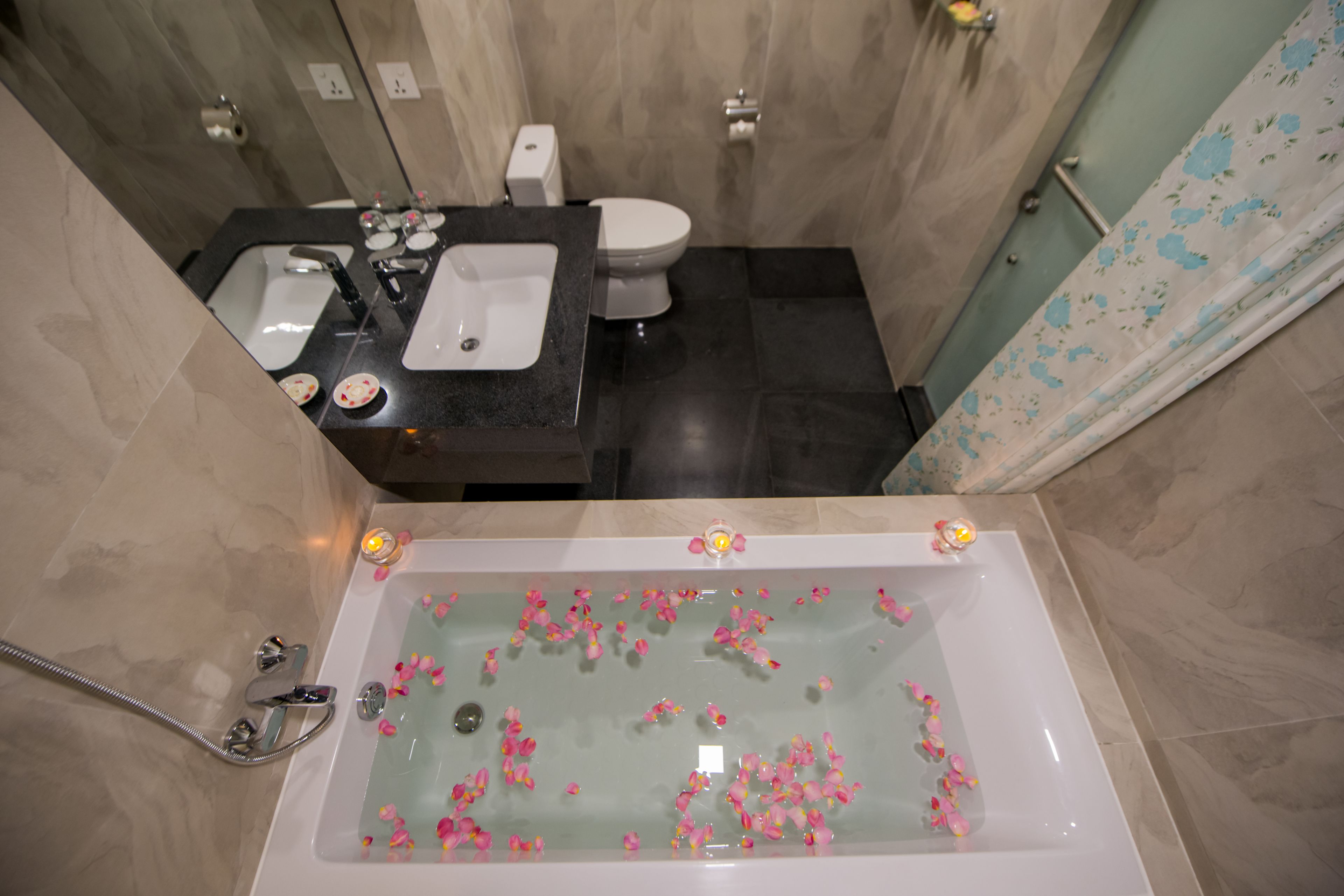 deluxe double or twin room | bathroom | combined shower/bathtub, free toiletries, hair dryer, slippers