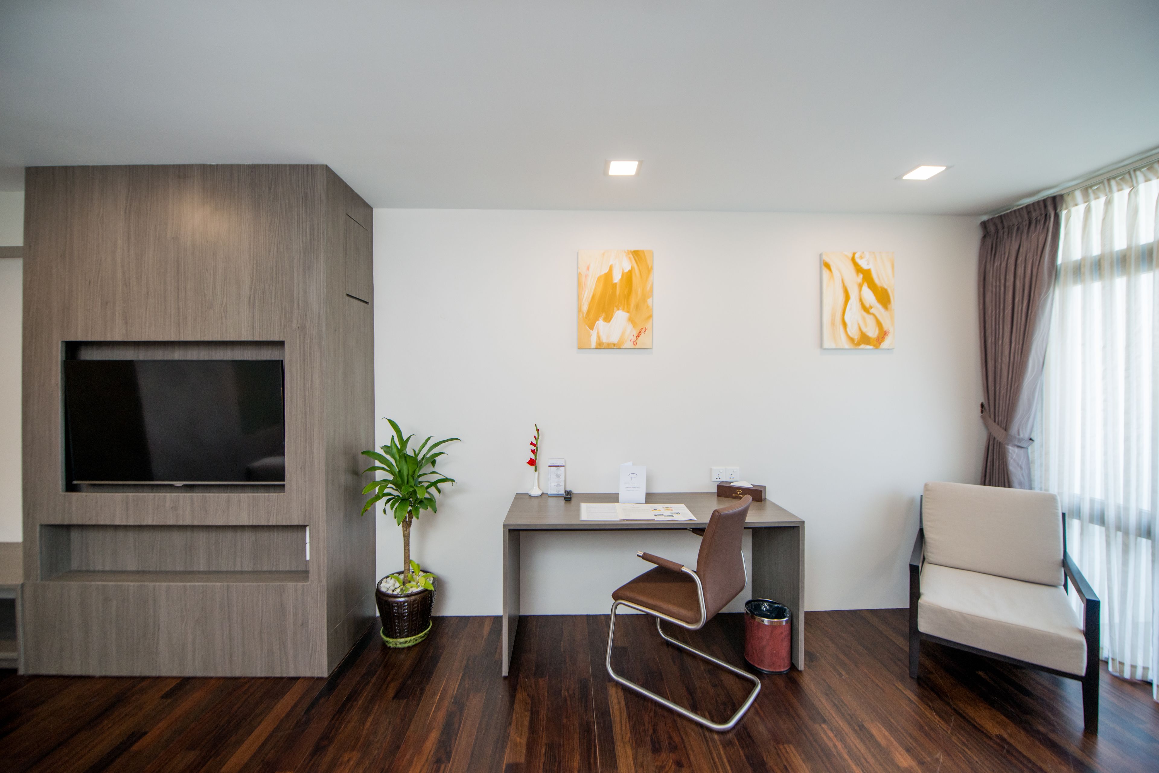 premier suite | minibar, in-room safe, desk, blackout curtains