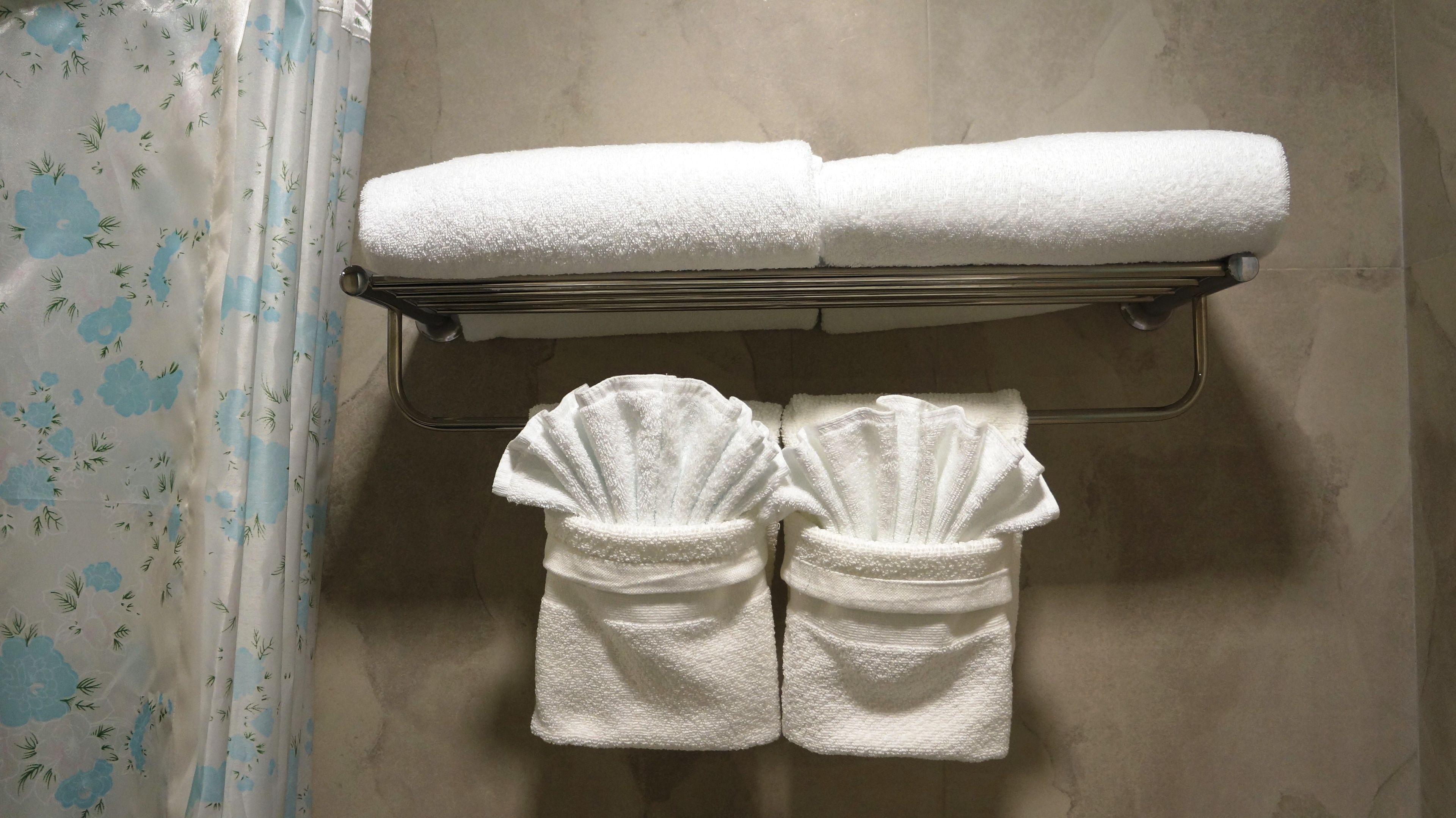 studio suite | bathroom | combined shower/bathtub, free toiletries, hair dryer, slippers