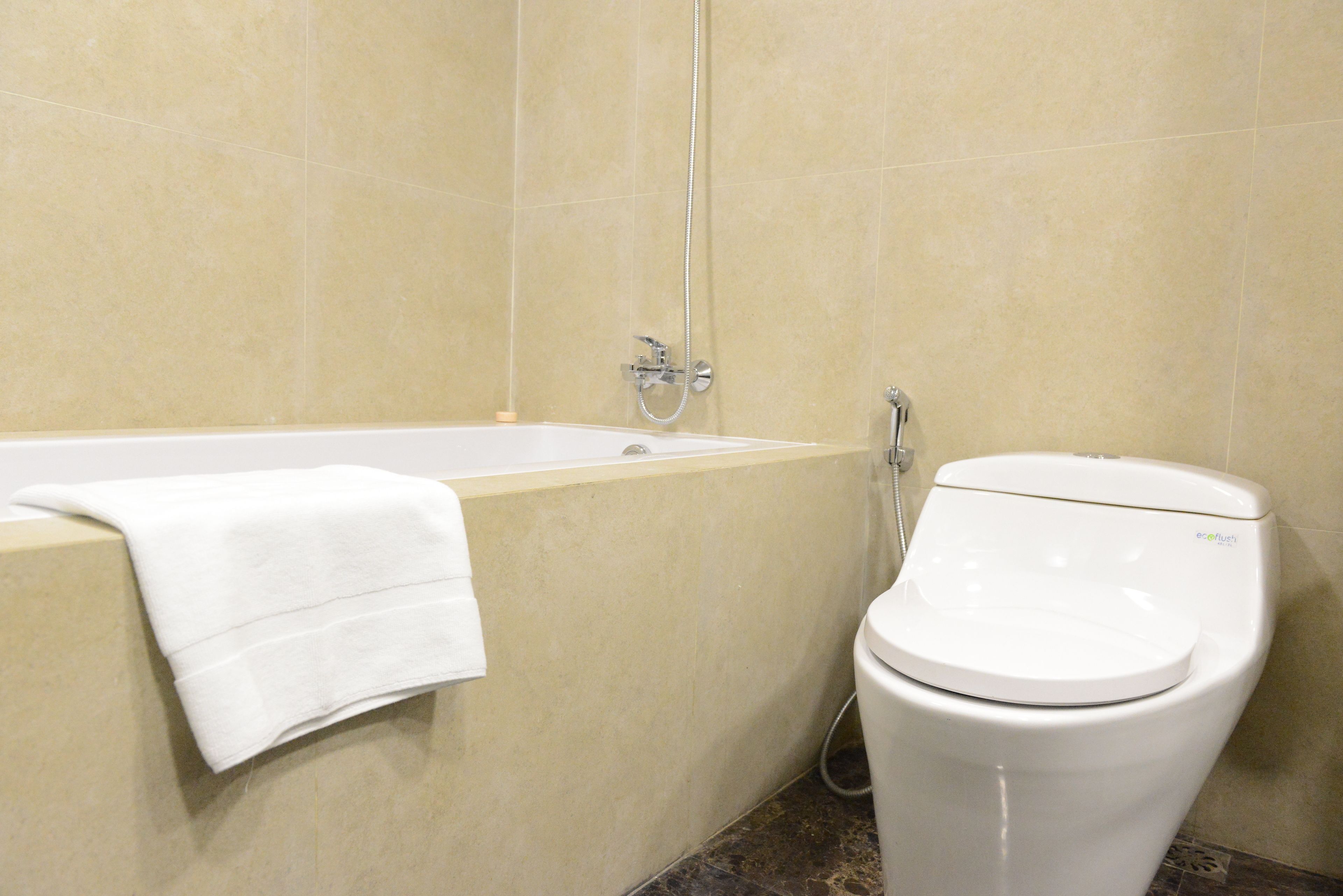 Un baño con bañera, inodoro y ducha.