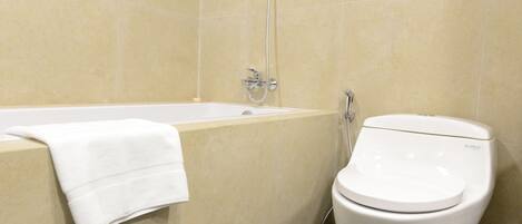 Un baño con bañera, inodoro y ducha.