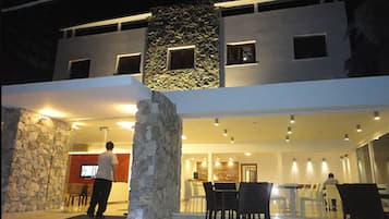 Fachada de la propiedad por la tarde o noche