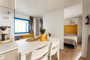Eenvoudige stacaravan, 2 slaapkamers, keuken | Woonruimte