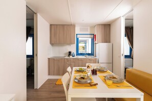 Kylskåp, mikrovågsugn, spishäll och diskmaskin