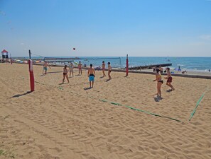 Am Strand, Sonnenschirme, Sporttauchen, Windsurfen